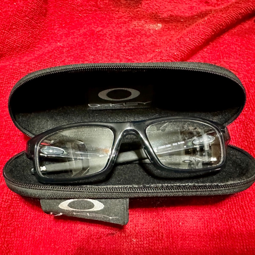 Oakley Crosslink in Smoke Grey